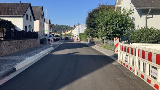 Von Holperpiste zu glatter Straße: Der Hohenrhein hat wieder eine glatte Asphaltschicht.