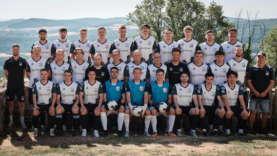 Der SV Oberzissen mit (hinten von links) Spielertrainer Mustafa Madanoglu, Jonas Welter, Jannik Schneider, John Marc Schneider,