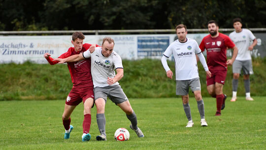 Paul Frank (links, im Duell mit Elberts Sebastian Schneider) sprang mit dem A-Liga-Team der Sportfreunde Bad Ems für die eigene