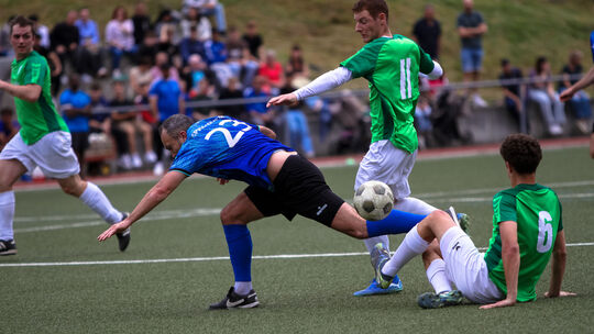 Die Mosel-Rivalen Spvgg Cochem (blaue Trikots) und SSV Ellenz-Poltersdorf werden sich auch in dieser Saison packende Derbys lief