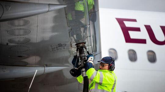 Betankung eines Flugzeugs Betankung eines Flugzeugs