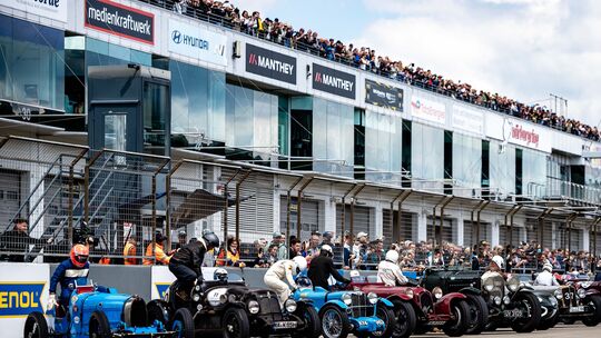 Historische Rennwagen, Motorsportlegenden und spektakuläre Showeinlagen: Beim Oldtimer-Grand-Prix am Nürburgring lohnt sich der Historische Rennwagen, Motorsportlegenden und spektakuläre Showeinlagen: Beim Oldtimer-Grand-Prix am Nürburgring lohnt sich der