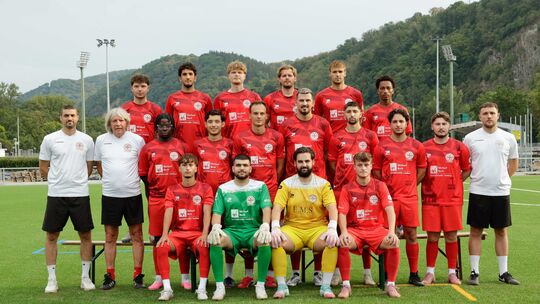 Der Kader von Rot-Weiß Koblenz II.
Obere Reihe von links: Nikita Honchar, Majd Abou Shaker, Kimi Maluschek, Niklas Kasper, Tim S