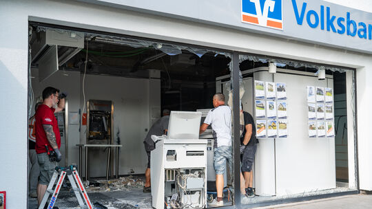 Die Sprengung eines Geldautomaten in Hennef-Uckerath hat am Mittwochmorgen einen erheblichen Schaden angerichtet.