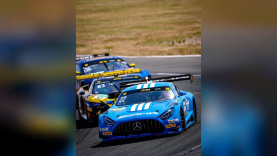 Der „rasende Schuhkarton“ mit Lucas Auer am Steuer führt eine Gruppe beim DTM-Rennen in Oschersleben an. Der „rasende Schuhkarton“ mit Lucas Auer am Steuer führt eine Gruppe beim DTM-Rennen in Oschersleben an.