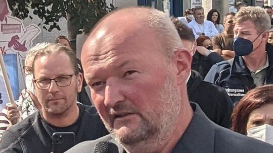 Eberhard Bruch, Chef der Mitarbeitervertretung des Klinikums Kirchen, auf einer Kundgebung im Jahr 2022, damals noch als Gesamtb