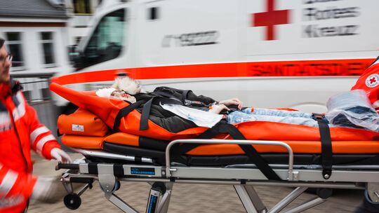 Der Rettungsdienst des Deutschen Roten Kreuzes (hier: ein Archivbild von einer Übung) kümmert sich um medizinische Notfälle. Sei