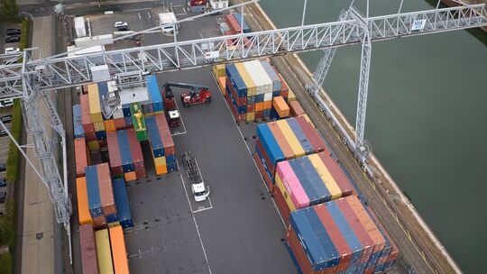 Niedrigwasser im Rhein - Containerverladung im Hafen Koblenz
