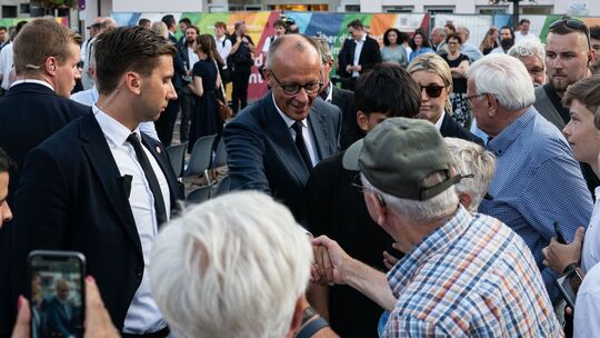 Während Medienvertreter bis zur Abreise des Bundeskanzlers in geschlossenen Bereichen verharren mussten, konnten Bad Neuenahr-Ah