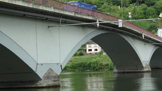 Am 2. Juli 2025 prallte ein Fahrgastkabinenschiff mit seinen Aufbauten gegen die viel befahrene Moselbrücke in der Moselgemeinde