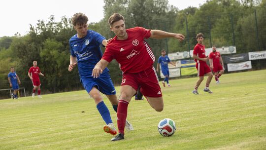 Martin Steffes-Holländer (in Rot, hier im Finale um den Pokal der VG Kaisersesch beim 2:4 gegen A-Klässler Masburg) ist neu beim