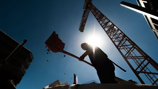 Bauarbeiter arbeitet bei Hitze auf einer Baustelle Bauarbeiter arbeitet bei Hitze auf einer Baustelle