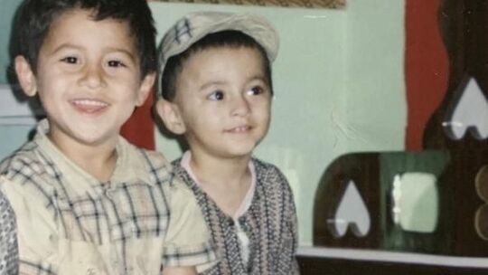 Abii (links) und sein kleiner Bruder wurden bei der Flucht getrennt. Sie haben über Zufälle wieder zueinander gefunden - Kontakt