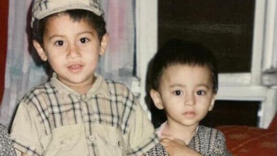 Abii (links) und sein kleiner Bruder wurden bei der Flucht getrennt. Sie haben über Zufälle wieder zueinander gefunden - Kontakt