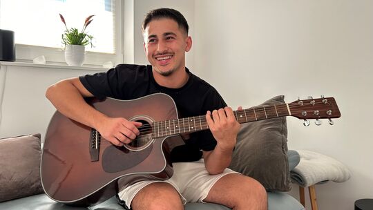 Abdul "Abii" Faizan liebt die Musik. Seine Gitarre ist sein ständiger Begleiter.