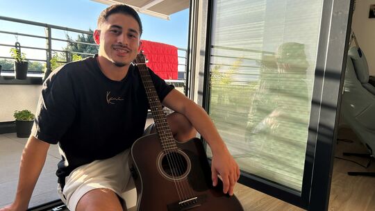 Abdul "Abii" Faizan liebt die Musik. Seine Gitarre ist sein ständiger Begleiter.
