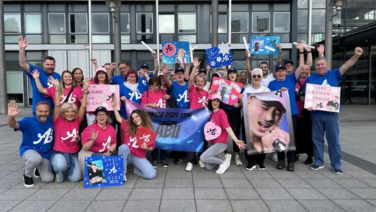 Abiis Fanclub reiste für die Auftritte bei DSDS regelmäßig nach Köln. Darunter sind Familienmitglieder, Freunde, aber auch ehema