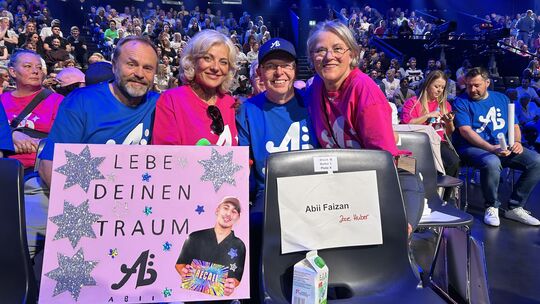 Im DSDS-Halbfinale unterstützen Abii seine Eltern (rechts) und Schwiegereltern (rechts).