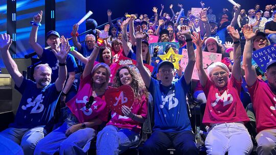 Abii, Abii, Abii - seine Familie und Freunde feuern Abii beim Finale von DSDS an.