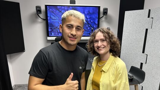 Im Talkpodcast RZähl mal! der Rhein-Zeitung ist Abii Faizan zu Besuch. Gemeinsam mit Reporterin Annika Wilhelm spricht er über s