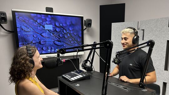 Im Talkpodcast RZähl mal! der Rhein-Zeitung ist Abii Faizan zu Besuch. Gemeinsam mit Reporterin Annika Wilhelm spricht er über s
