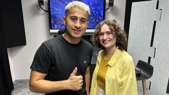 DSDS-Finalist Abii Faizan mit „RZähl mal!“ Host Annika Wilhelm im Podcaststudio der Rhein-Zeitung.