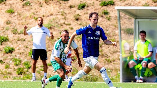 Die SG Nörtershausen/Oppenhausen (blaue Trikots, am Ball Florian Speth) muss als Aufsteiger in die Kreisliga A Staffel 4 nur noc