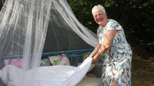 Das Bett im Garten wird von Monika Dörner sorgfältig hergerichtet. Hier verbringt die 70-Jährige ihre Nächte, während die Sommer Das Bett im Garten wird von Monika Dörner sorgfältig hergerichtet. Hier verbringt die 70-Jährige ihre Nächte, während die Sommer