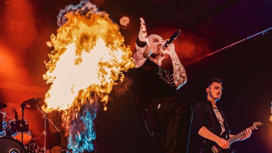 Headliner auf der Rampe sind die Heiligen Bruehder - eine Böhse-Onkelz-Tributeband bekannt für aufwendige Live-Shows