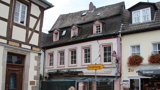 Die Risse im sogenannten Mies-Haus werden immer größer, die Frankfurter Straße wurde sicherheitshalber gesperrt.