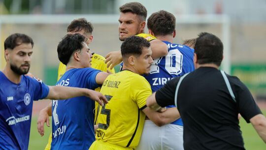 Am letzten Spieltag vor der Sommerpause hatte TuS-Defensivakteur Damir Grgic (Bildmitte) Gelb-Rot gesehen, war deswegen am erste Am letzten Spieltag vor der Sommerpause hatte TuS-Defensivakteur Damir Grgic (Bildmitte) Gelb-Rot gesehen, war deswegen am erste