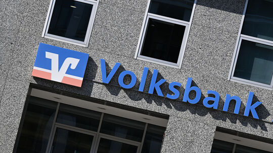 Unbekannte haben am Mittwoch einen Geldautomaten im SB-Standort der Volksbank in Hennef-Uckerath gesprengt. Die Täter flüchteten Unbekannte haben am Mittwoch einen Geldautomaten im SB-Standort der Volksbank in Hennef-Uckerath gesprengt. Die Täter flüchteten