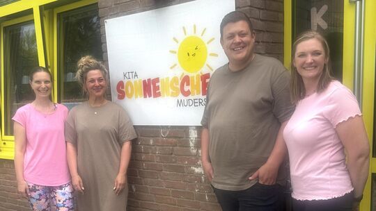 Kita-Leiter Lars Rassel, seine Kolleginnen und Sabrina Gerhardus, Mitglied des Elternausschusses und des Fördervereins, freuen s