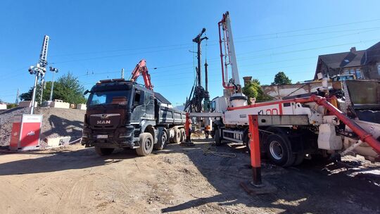 Schweres Gerät ist auch entlang der Bahntrasse in Rheinbrohl zugange, hier an der Bahnbrücken-Baustelle auf Höhe der Kirchstraße Schweres Gerät ist auch entlang der Bahntrasse in Rheinbrohl zugange, hier an der Bahnbrücken-Baustelle auf Höhe der Kirchstraße