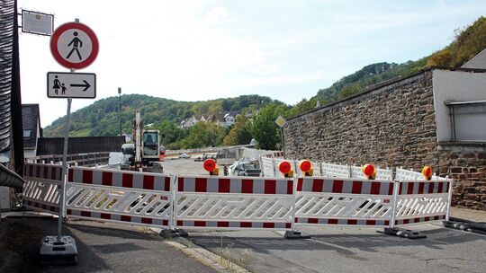 Die von Hatzenport nach Münstermaifeld führende L113 ist wegen den Brückenarbeiten über die Bahnstrecke noch immer voll gesperrt