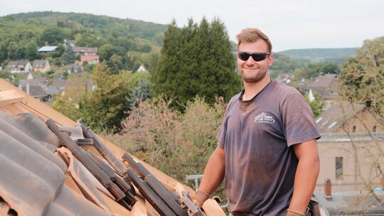 Jonas, Dachdecker der Firma Schlagwein-Taglieri, lässt sich von der Hitze in Sinzig nicht unterkriegen. Dank seiner Sonnenbrille
