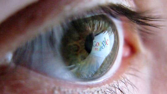 Google-Service Gmail spiegelt sich in einem menschlichen Auge Google-Service Gmail spiegelt sich in einem menschlichen Auge