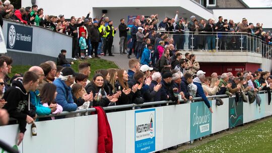 511 Zuschauer kamen Ende März 2024 beim letzten Liga-Treffen zwischen der SG Vordereifel Laubach und dem TuS Mayen nach Laubach,
