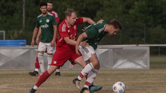 Der FC Bad Sobernheim (grüne Trikots) ist gleich zum Start gefordert. Nach dem Sieg gegen den TSV Hargesheim geht es nun zum amb