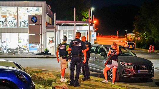 Person schießt auf PKW Person schießt auf PKW