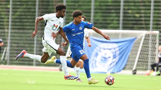 Jeremy Mekoma (in Blau) wird künftig für neu gegründeten deutschen Klub FC Germania Mallorca auflaufen und dort versuchen, große Jeremy Mekoma (in Blau) wird künftig für neu gegründeten deutschen Klub FC Germania Mallorca auflaufen und dort versuchen, große