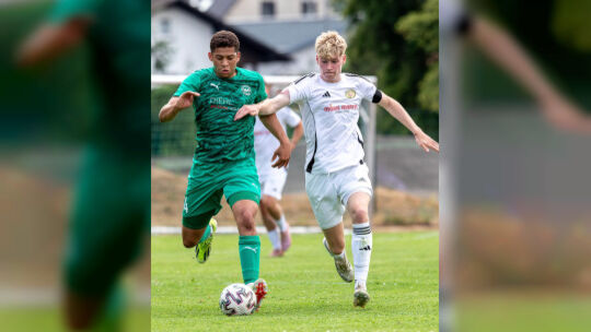 Filip Höft (weißes Trikot) und die SG Meisenheim freuen sich auf ihr erstes Heimspiel. Zu Gast ist der TuS Steinbach.