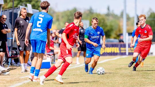 Daniel Bohl (Bildmitte am Ball) erzielte für den FC Emmelshausen-Karbach einen Treffer beim Heimsieg gegen die Eisbachtaler Spor