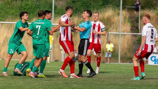 Das Duell zwischen dem VfR Baumholder und dem SC Idar-Oberstein vor knapp 1300 Zuschauern am ersten Spieltag der Verbandsliga Sü