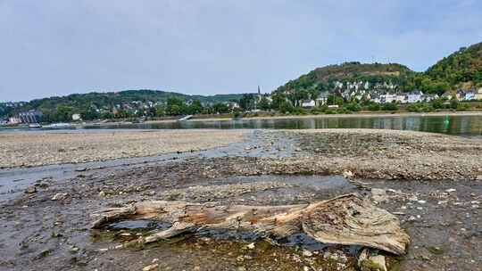 Die Ahrmündung in Sinzig mit Blick auf Linz: Die anhaltende Trockenheit hat den Rhein deutlich reduziert. Das liegt auch daran,