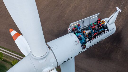Besichtigung einer Windkraftanlage bei geöffnetem Dach. Kommunen sollen von neuen Windrädern auf ihren Flächen direkt profitier