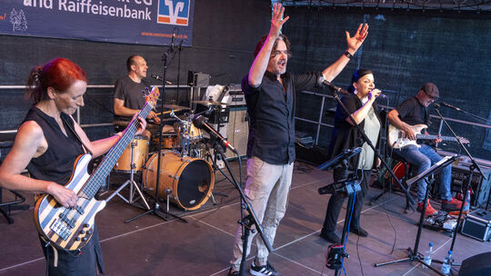 Der Abend mit Tonband war ein voller Erfolg. Die sechs Musiker spielten eingängige Songs, die jeder kennt und die zum Tanzen ani
