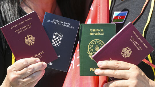 Ein Pass oder der Doppelpass – das neue Staatsangehörigkeitsrecht erleichtert Einbürgungen. Auch im AK-Land ist die Zahl 2025 an