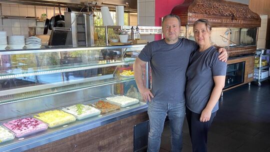 Ayfer und Fevzi Ergül in ihrem Restaurant „A La Turka“ an der B9 in Rolandseck.