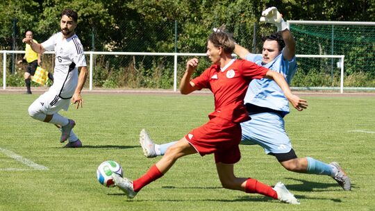 Packende Torraumszenen gab es gleich zum Saisonauftakt in Fürfeld. Die SG (rote Trikots) bezwang dabei den TuS Pfaffen-Schwabenh Packende Torraumszenen gab es gleich zum Saisonauftakt in Fürfeld. Die SG (rote Trikots) bezwang dabei den TuS Pfaffen-Schwabenh
